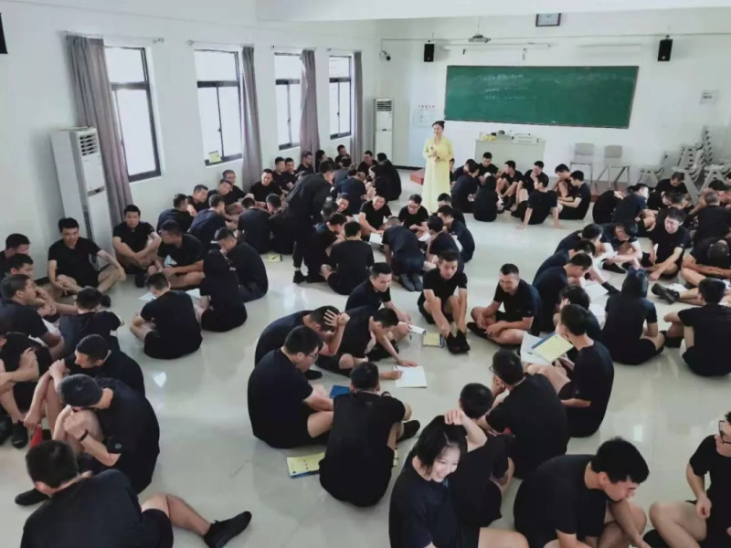 信洁老师受邀为581期温警训练班开展心理课程